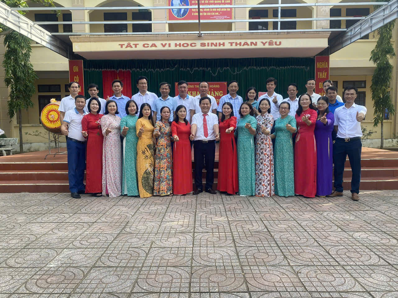 Tập thể CB, GVCNV nhà trường